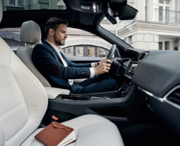 Chauffeur professionnel dans un véhicule haut de gamme – taxi privé